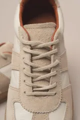 Zapatilla con diseño moderno, forro de cuero vacuno y suela de caucho, ideal para el invierno.