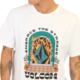 Remera blanca de algodón con estampa en el frente de un portal con el logo de Volcom y la frase 'Embrace the Strange'.