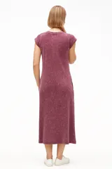 Vestido midi gris oscuro de algodón, con cuello en V, mangas cortas y tajo lateral.