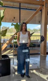 Musculosa blanca con cuello redondo y logo bordado en el frente.