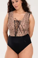 Body de encaje avellana con lycra negra, tiras cruzadas en el frente y broche en la entrepierna.