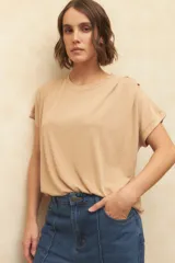 Remera de manga corta color beige con pliegues y dobladillo en las mangas.
