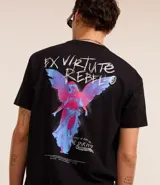 Remera negra de algodón con corte comfort, cuello redondo y mangas cortas. Estampa frontal con ángel y lettering en blanco.