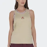 Musculosa deportiva Le Coq Sportif, color beige melange, con logo del gallo en color bordó.