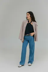 Blazer sastrero color beige con solapas y forro interno.
