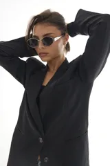 Lentes de sol con armazón y patillas metálicas plateadas, cristales oscuros con forma hexagonal facetada. La marca "AIRE" está grabada en la patilla derecha.