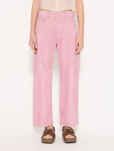 Pantalón de cuero ovino color rosa, con silueta semi bombé, recortes en delantero y espalda, bolsillos al frente y bolsillos plaqué en la parte trasera.