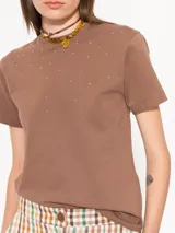 Remera blanca de algodón con calce clásico y mangas cortas. Presenta aplique hotfix en el delantero y logo bordado en la espalda.