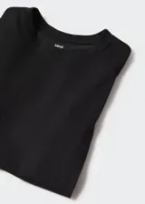 Remera negra de algodón con cuello redondo y mangas cortas.