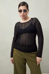 Top negro de manga larga en tejido translúcido y texturizado, con diseño ajustado al cuerpo.