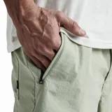 Bermuda de paseo color verde claro, con bolsillos laterales y traseros.