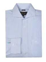 Camisa de vestir a rayas verticales celestes y blancas, de corte regular fit, con cuello italiano, bolsillo en el pecho con logo bordado y mangas largas con puños abotonados.