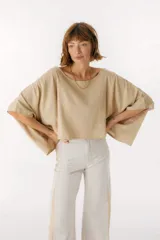 Blusa negra de lino con mangas anchas y corte crop.