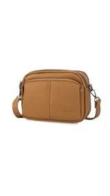 Bandolera color tostado con textura de cuero, con doble bolsillo principal, un bolsillo frontal y un bolsillo trasero, todos con cierre. Incluye correa ajustable y el logo de la marca "LINCOLN'S" grabado en el frente.