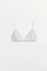 Bralette triangular negro confeccionado en mezcla de algodón y modal, con tirantes finos ajustables y cierre trasero con gancho metálico.