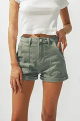 Short color verde militar, con bolsillos laterales y traseros con solapa.