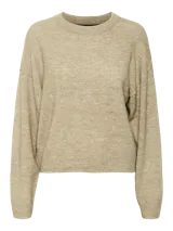 Sweater de punto color beige con cuello redondo y mangas largas.