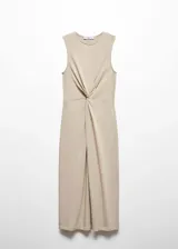 Vestido midi color beige, sin mangas y con detalle de nudo en la cintura.