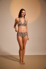 Short de lycra brillante con estampado animal print de leopardo, tiro bajo y corte estilo boxer.