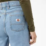 Pantalón de jean celeste, de corte recto y tiro alto.