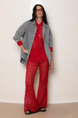 Pantalón de encaje rojo, de calce suelto, cintura elastizada y caída fluida.