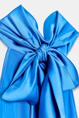 Vestido largo marrón satinado con cuello halter y espalda descubierta.