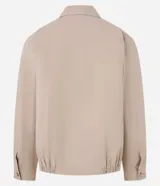 Campera negra de algodón con cuello inglés, cierre con cremallera, manga larga con ajuste fruncido elástico en el bajo trasero y bolsillos laterales.