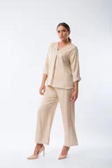 Conjunto beige con estampado animal print, compuesto por una blusa de mangas 3/4 con cuello en V y un pantalón de corte recto.