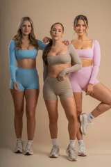 Conjunto deportivo color beige compuesto por un top de mangas largas con escote cuadrado y unos shorts de tiro alto.