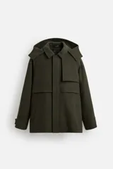 Parka verde oscuro confeccionada en tejido con lana, corte regular, cuello solapa con capucha desmontable, manga larga con puño ajustable, bolsillos de vivo en cadera y cierre frontal con cremallera oculta por solapa con botones a presión.