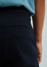 Pantalón de vestir azul marino, de corte slim fit, con bolsillos laterales y traseros.