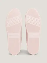 Zapatillas bajas de plataforma Tommy Hilfiger color rosa pálido, confeccionadas en piel nobuk. Presentan cordones, puntera redonda, suela de goma y logo distintivo de la marca en el lateral.