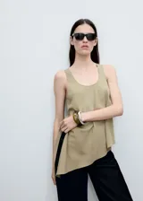 Musculosa color verde oliva de lyocell y lino, con breteles anchos, cuello redondo y bajo asimétrico.