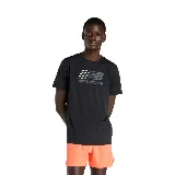 Remera deportiva negra de manga corta, con logo de New Balance estampado en el pecho en color gris y blanco.