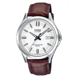 Reloj Casio con caja plateada, esfera blanca, agujas negras y correa de cuero marrón.