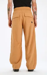 Pantalón ancho color tostado, de corte recto y estilo cómodo.