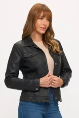 Campera negra de cuero sintético con cuello camisero, cierre frontal con botones plateados, dos bolsillos con solapa en el pecho y dos bolsillos laterales.