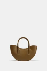 Bolso shopper de mano color marrón, con doble asa, correa extraíble y cierre imantado.