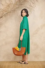 Vestido largo tipo camisa oversize, color verde esmeralda, con cuello mao y abotonadura frontal.