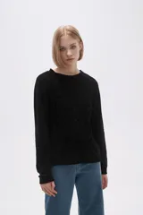Sweater marrón de punto con textura trenzada, cuello redondo y mangas largas.