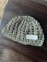 Gorro tipo casquete tejido a mano en crochet con hilo de algodón y lurex.