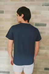 Remera azul marino de manga corta con cuello henley de tres botones.