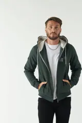 Campera de felpa color gris claro, con capucha ajustable con cordones, cierre frontal y bolsillos tipo canguro.