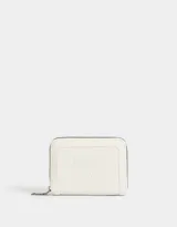 Billetera de cuerina color blanco crudo con cierre circundante y moño en relieve.