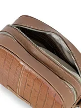 Bandolera marrón de cuero con textura tipo cocodrilo, correa ancha de cuero y herrajes plateados.