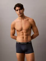Pack de tres bóxers Calvin Klein de microfibra suave en colores azul marino, amarillo y verde. Cintura elástica con logo de la marca.
