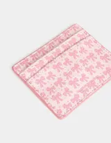 Tarjetero rosa con estampado de moños.