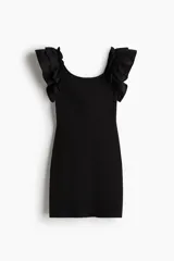 Vestido corto negro de punto acanalado de algodón, de ajuste ceñido con escote en U adelante y atrás, y breteles anchos con volado doble de tela.