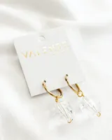 Aros colgantes dorados con dije de cristal facetado transparente.