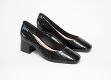 Zapato negro de charol texturizado con tacón de bloque y punta cuadrada, que combina elegancia y confort.
